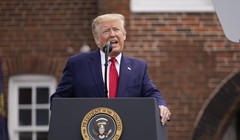 Tổng thống Mỹ Donald Trump tố Twitter can thiệp bầu cử sau khi bị công ty này dán nhãn cảnh báo nội dung (Ảnh: AP)