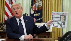 Tổng thống Trump cầm tờ New York Times, trả lời phỏng vấn, trong lúc ký sắc lệnh về các công ty mạng xã hội (Ảnh: CNBC)