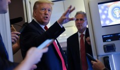 Tổng thống Trump trả lời báo giới trên chuyên cơ Không lực Một (Ảnh: Reuters)