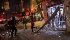 Nhiều người bỏ chạy khỏi một cửa hàng bị đập phá khi cảnh sát ập tới (Ảnh: Fox News)