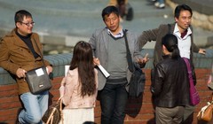 Đàn ông và phụ nữ đơn thân làm quen trong một "hội chợ đơn thân" được một công ty tiệc cưới tổ chức (Ảnh: AFP)