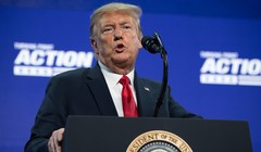 Tổng thống Trump trong một sự kiện tổ chức tại Phoenix, Arizona (Ảnh: AFP)