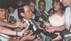 Thứ trưởng Ngoại giao Lê Mai trả lời phỏng vấn báo chí về việc bình thường hóa quan hệ Việt - Mỹ tại Hà Nội