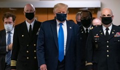 Tổng thống Trump cùng đội ngũ của ông đeo khẩu trang khi tới thăm trung tâm y tế quân đội Walter Reed (Ảnh: AFP)