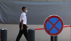 Một nhân viên an ninh băng qua tấm biển cấm vào bên ngoài tòa lãnh sự quán Mỹ ở Thành Đô (Ảnh: SCMP)