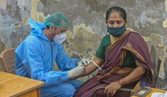 Một người phụ nữ Ấn Độ đã khỏi COVID-19 đi hiến huyết thanh để phục vụ cho nghiên cứu (Ảnh: AFP)