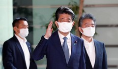 Thủ tướng Nhật Shinzo Abe đến văn phòng làm việc trong sáng ngày 28/8 (Ảnh: Japan Times)