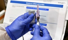 Y tá chuẩn bị tiêm vaccine thử nghiệm cho tình nguyện viên tại cơ sở của Moderna (Ảnh: AP)