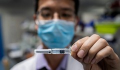 Nhóm nghiên cứu kêu gọi các hãng dược xem xét lại mức độ an toàn của vaccine họ đang phát triển (Ảnh: SCMP)