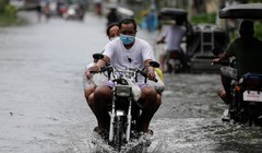 Một người đàn ông lái xe máy trong lúc bão Molave đổ bộ vào tỉnh Pampanga của Philippines (Ảnh: AP)