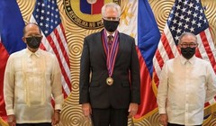 Quyền Bộ trưởng Quốc phòng Mỹ Christopher Miller (giữa), Bộ trưởng Quốc phòng Philippines Delfin Lorenzana (trái) và Ngoại trưởng Philippines Teodoro Locsin Jnr. (Ảnh: SCMP)