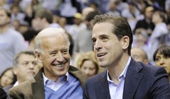 Hunter Biden và cha mình, Joe Biden trong một trận bóng năm 2010 (Ảnh: NBC)