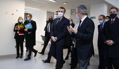 Tổng thống Macron (giữa) sẽ phải làm việc cách ly (Ảnh: NYTimes)