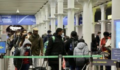 Chính quyền nhiều nước trên thế giới đã ra lệnh "cấm cửa" du khách đến từ Anh do lo ngại chủng đột biến của virus corona (Ảnh: The Guardian)