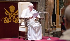 Giáo hoàng Francis không thể đứng phát biểu vì đau thần kinh tọa (Ảnh: DailyMail)