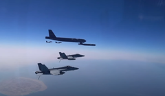 Máy bay ném bom B-52 Stratofortress của Mỹ được hộ tống bởi các chiến đấu cơ (Ảnh: RT)