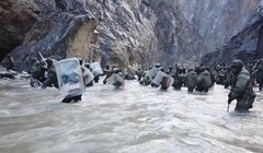 Một hình ảnh được cắt từ video cuộc đụng độ giữa binh sĩ Trung Quốc và Ấn Độ (Ảnh: RT)