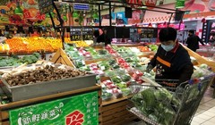 Một người đi siêu thị tại Trung Quốc đầu năm 2020. Ảnh: FAO.
