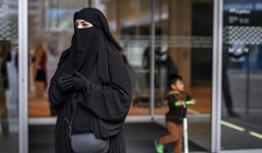 Một phụ nữ trong trang phục burqa ở Thụy Sĩ. Ảnh: AFP