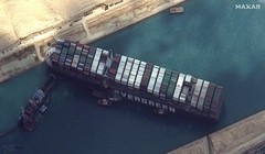 Ảnh vệ tinh cho thấy tàu Ever Given bị mắc kẹt ở kênh Suez (Ảnh: Maxar)