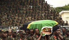 Lực lượng Phòng vệ Nhân dân Tanzania (TPDF) khiêng linh cứu cố tổng thống John Magufuli trong quốc tang tại sân vận động Uhuru ở Dar es Salaam hôm 20/3. Ảnh: AFP.