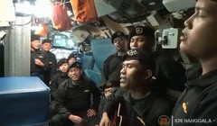 Ảnh cắt từ clip cho thấy các thủy thủ trên tàu KRI Nanggala-402 đang hát bài hát "Tạm biệt" (Ảnh: DailyMail)