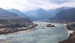 Sông Yarlung Zangbo đoạn chảy qua thành phố Nyingchi, khu tự trị Tây Tạng, phía tây Trung Quốc trong bức ảnh chụp ngày 28/3. Ảnh: AFP.