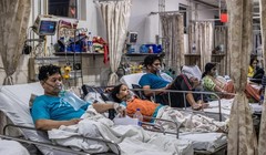 Dịch COVID-19 diễn biến nguy hiểm ở Ấn Độ, lan sang một số nước láng giềng (Ảnh: AP)