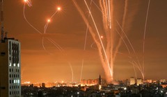 Hàng loạt rocket từ Dải Gaza phóng về phía lãnh thổ Israel (Ảnh: AFP)