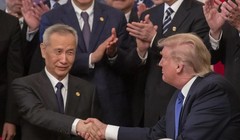 Phó Thủ tướng Trung Quốc Lưu Hạc và Tổng thống Mỹ Donald Trump ký thỏa thuận thương mại giai đoạn một vài tháng 1/2020 (Ảnh: EPA)