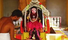 Một đạo sĩ Hindu đang thực hiện nghi lễ cầu nguyện trước tượng thần có tên "Corona Devi" ở Coimbatore, Tamil Nadu (Ảnh: AFP)