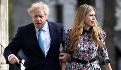 Johnson và Symonds đi bỏ phiếu hôm 6/5. Ảnh: Reuters.