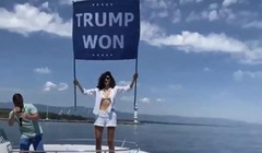 Noor bin Laden giơ tấm biển ủng hộ Donald Trump (Ảnh: Sputnik)