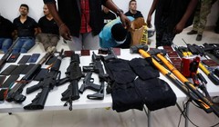 Các nghi phạm vụ ám sát Tổng thống Haiti cùng lượng lớn vũ khí, tang vật bị thu giữ (Ảnh: Reuters)