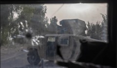 Một xe quân sự của quân đội Afghanistan bị hư hại sau cuộc đụng độ ác liệt với Taliban ở Kandahar, ngày 13/7 (Ảnh: Reuters)