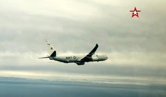 Máy bay ném bom Mỹ bị chiến đấu cơ Nga theo sát cho đến lúc quay đầu (Ảnh: The Sun)