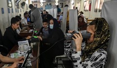 Người dân Afghanistan đổ xô đi xin hộ chiếu đề phòng Taliban trở lại cầm quyền (Ảnh: DailySabah)