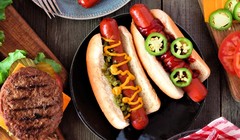 Mỗi cây xúc xích tiêu chuẩn, chứa khoảng 62 gram thịt, có thể khiến tuổi thọ giảm 36 phút (Ảnh: Mashed)