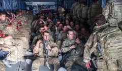 Binh sĩ Anh trên một chuyến bay rời khỏi Kabul, Afghanistan (Ảnh: AP)