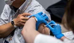 Nhật Bản đã phải ngừng sử dụng một số lô vaccine sau khi phát hiện chất lạ bên trong (Ảnh: AFP)