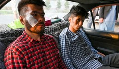 2 phóng viên Nematullah Naqdi và Taqi Daryabi đến văn phòng sau khi được Taliban trả tự do (Ảnh: AFP)