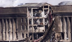 Một phần của Lầu Năm Góc, sau khi bị một chiếc máy bay đâm vào, ngày 11/9/2001 (Ảnh: AFP)