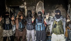 Các tay súng bịt mặt mang nhiều quốc tịch khác nhau của al-Qaeda (Ảnh: Sputnik)