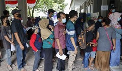 Người dân Indonesia xếp hàng chờ tiêm vaccine ngừa COVID-19 (Ảnh: EPA)