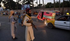 Các tay súng của Taliban đứng canh gác ở một góc đường, thành phố Herat, Afghanistan (Ảnh: AFP)