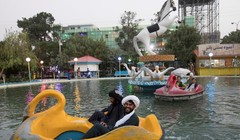 Các thành viên Taliban đi đạp vịt trong công viên giải trí ở tỉnh Herat, Afghanistan (Ảnh: Reuters).