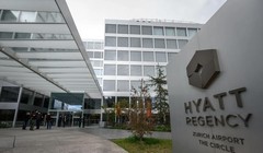 Cảnh sát đứng canh bên ngoài khách sạn Hyatt, Zurich, Thụy Sĩ, nơi tổ chức hội nghị cấp cao giữa Mỹ và Trung Quốc (Ảnh: AFP)