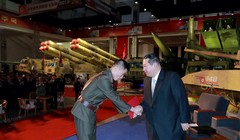 Lãnh đạo Triều Tiên Kim Jong-un tại triển lãm vũ khí tổ chức hôm 11/10 (Ảnh: KCNA)