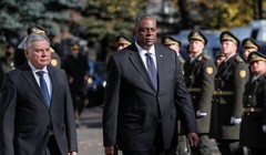 Bộ trưởng Quốc phòng Mỹ Lloyd Austin (phải) và Bộ trưởng Quốc phòng Ukraine Andriy Taran (Ảnh: AP)