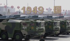 Tên lửa siêu thanh DF-17 của Trung Quốc trong một cuộc diễu binh (Ảnh: Reuters)